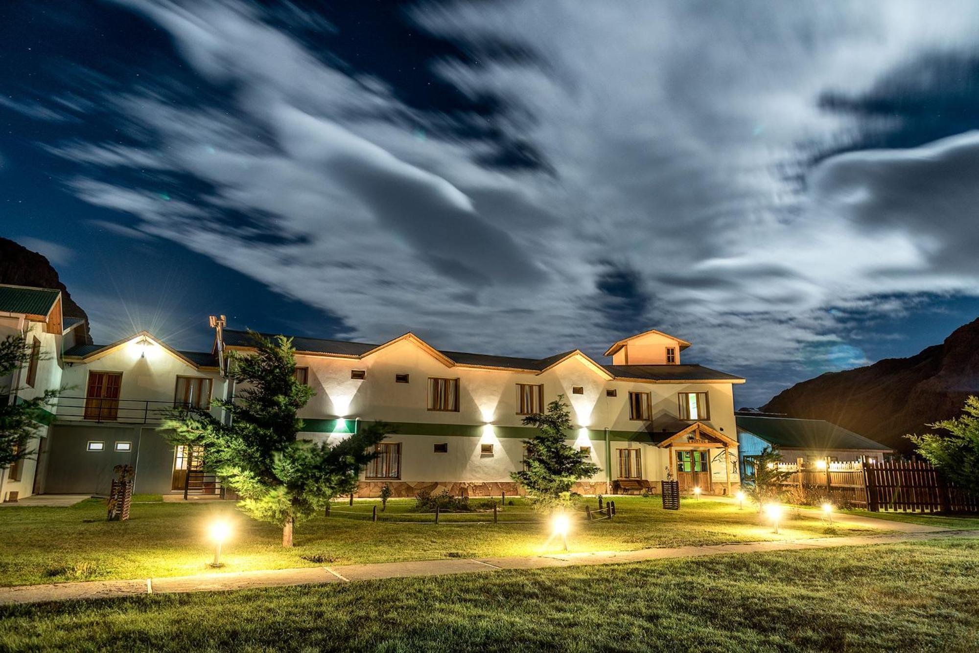 Hostel Pioneros Del Valle El Chalten Ngoại thất bức ảnh